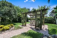 Walk to the beach, restaurants, grocery and more! Enjoy all Naples has to offer