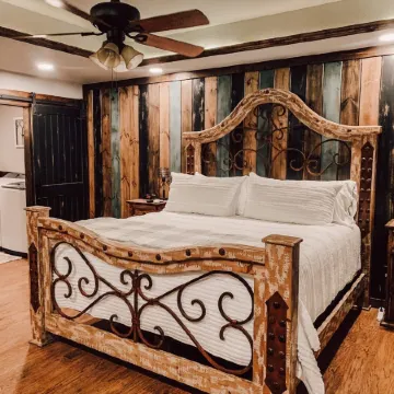 The Rustic Gem!! 3 Bedroom/2 Bath House