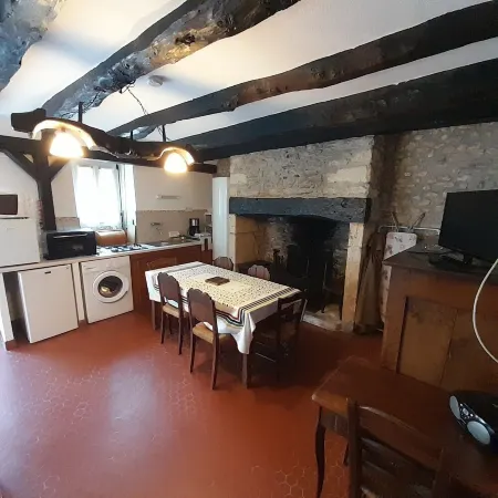 Charming cottage Отели в г. Ле-Бюг