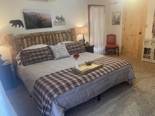 Rustic lower story 2 bedroom/2bath hot tub 3 minutes from town Yosemite Mariposa