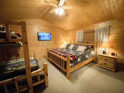 Cozy cabin style house/Hot Tub/Free Wi-Fi/Pets are welcome/RV Hookup
