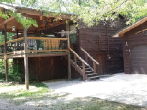 Wild Bills Riverfront Escape - Garden hot tub Hotels in Cowee