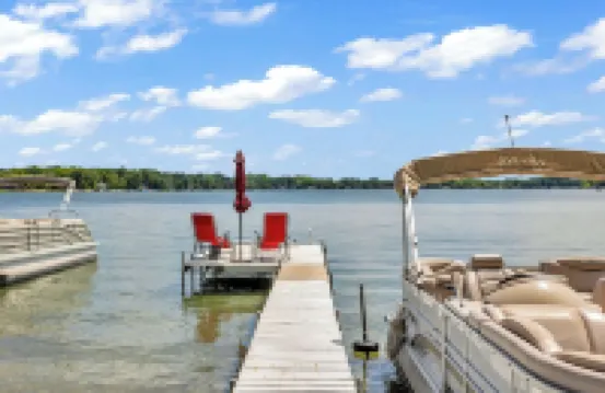 Waterfront lake cottage on gorgeous Clark Lake in Jackson! 4 bedrooms, sleeps 10