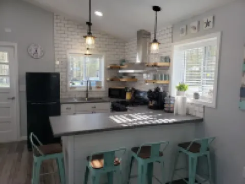 Beautiful newly remodeled cottage - Walk to strip, close to spire