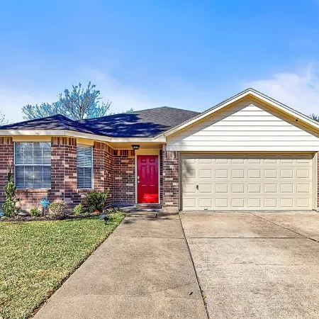 Cozy Pearland Getaway Home! Large backyard w/patio! 5 STAR REVIEWS.