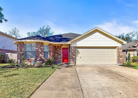 Cozy Pearland Getaway Home! Large backyard w/patio! 5 STAR REVIEWS. Отели в г. Перлэнд