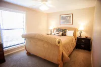 RIVER FRONT HOME NEAR KERRVILLE, HOT TUB, TUBES, FLOATS INCLUDED