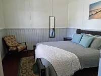 Heritage Timber Cottage - close to shops & amenities