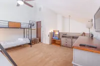 3 BR, 3 Bath sleeps 10.  Next to Giant Steps Lodge.  Ski in/out