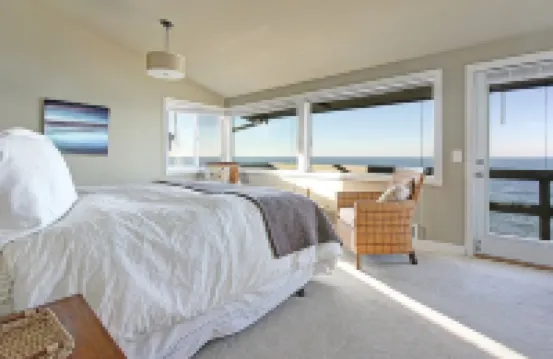 West Beach House - low bank waterfront, with 1 GB WIFI, WFH - NEW hot tub!