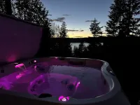 Tiny House on Hayden Lake with beach access and hot tub