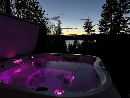 Tiny House on Hayden Lake with beach access and hot tub Отели в г. Кутеней