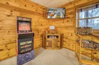 Dog-Friendly Log Cabin with Mountain Views, Hot Tub & Game Room — Near Downtown