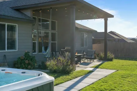 Botanical Breeze - Spacious Home in Kennewick