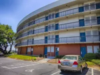 Waterfront Studio with two Pools, Grills, Pet Friendly