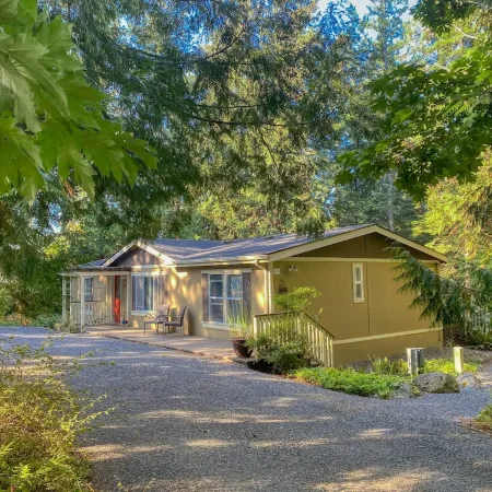 Clean & Cozy 2br/2ba, Remodeled w/ Hot Tub, Close To Beach & Town: See Reviews