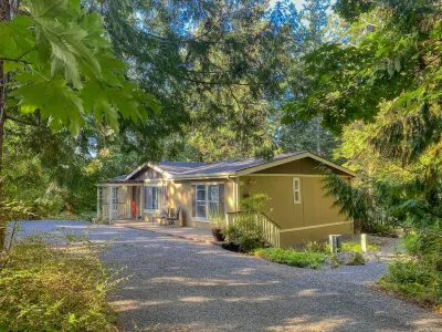 Clean & Cozy 2br/2ba, Remodeled w/ Hot Tub, Close To Beach & Town: See Reviews Summit Learning Center附近的飯店