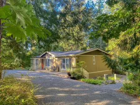 Clean & Cozy 2br/2ba, Remodeled w/ Hot Tub, Close To Beach & Town: See Reviews