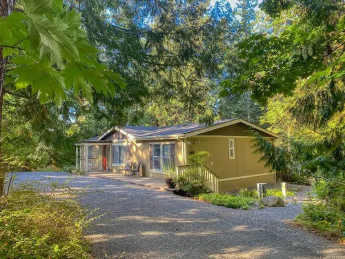 Clean & Cozy 2br/2ba, Remodeled w/ Hot Tub, Close To Beach & Town: See Reviews