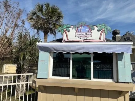 Hilton Head just steps away from one of the world’s best beach destination 🏖!