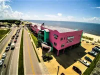 Summer Beach Vacay! 3bed & 3bath - Walk to beach, pool, golf, casinos, gated!