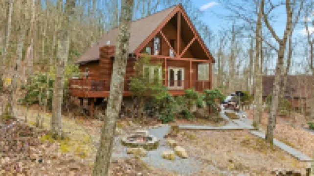 Cozy Kid&pet friendly renov. Cabin w. Hi Spd. WIFI, TV, Hot Tub, Grill, firepl.