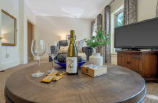 BEAUTIFUL village apt.  Walk to river, shops, eateries. Great for getaway / work Hoteles en Lysander