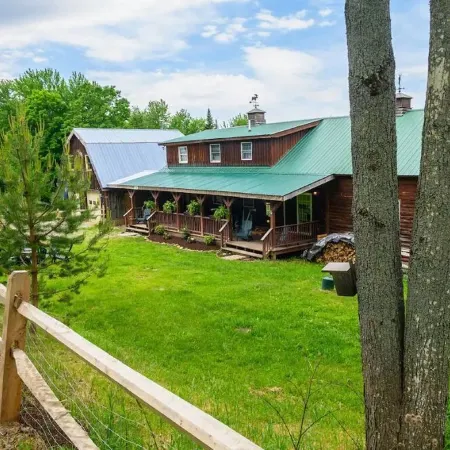 Dog Friendly Log Cabin + Wood Stove + Sauna + High Speed WiFi! 25 Min to Stowe!
