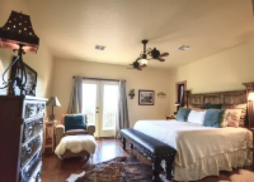 “Mountain” Lodge Views & Stars, Lakeside, Firepit, Dock, Kayaks & Paddleboards