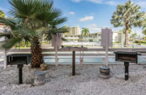 3 min Walk to Beach! Studio Condo, Hidden Jewel! Partial view of the beach!