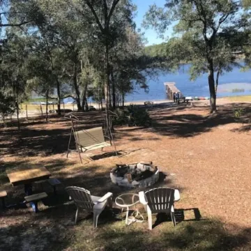 3 Bedroom House on Private Scenic Lake Mable