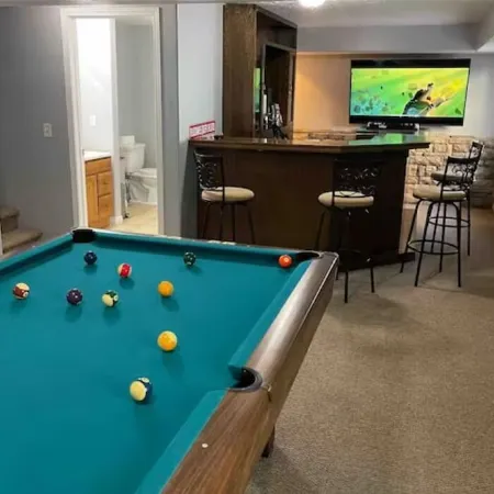 Ski Retreat with Hot Tub & 360 Views of SLC from 5bd 4ba in Draper, 100% 5 Stars