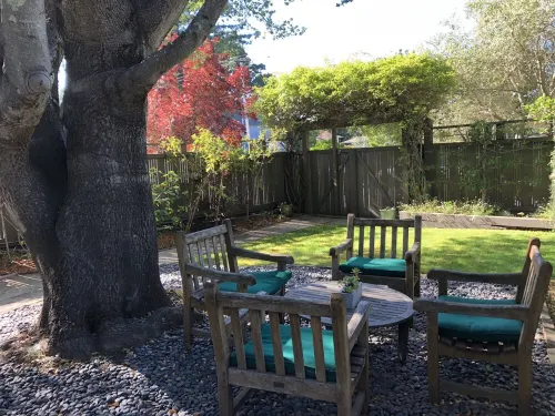 Location! Quiet Garden Private Cottage