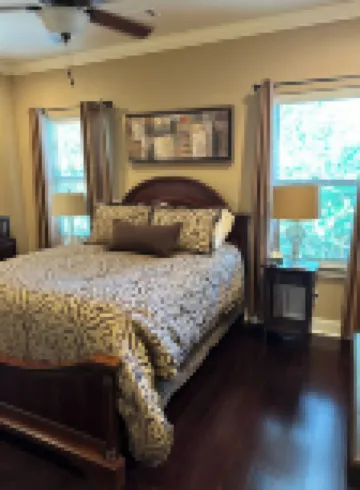 High End Townhouse 12 min walk to Campus and Downtown