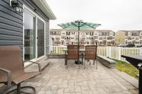 Modern 4 bdr with King size bed Patio and Late Checkout!