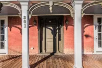 Lovely historic spot, walk to the square!