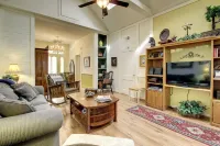 Gruene's Yellow Haus & Suite, Sleeps 1-14, Walk to Gruene Hall & River