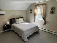 Modern Country Farmhouse, Walking Distance to Lake