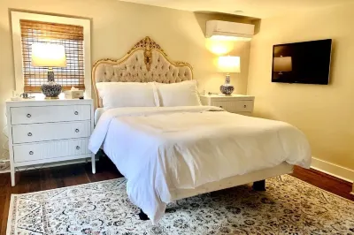 Charming Hydrangea Cottage in Sewickley Village 4bd/1.5 b - 20 min to Pittsburgh Hotels near Settlers Cabin Dog Park