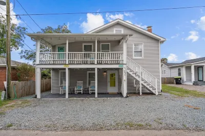 The Yellow Door is a 2 Bdrm 1 Bath Unit Sleeps 5 - Linens Included! 카롤리나 비치 주립공원 주변 호텔