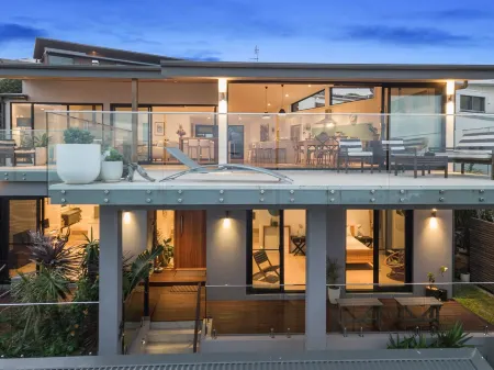 Spectacular views and prime location Отели в г. Авалон Бич