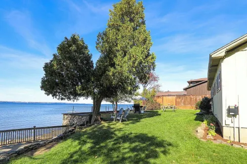 Charming 3-bedroom lakefront house with large yard and sandy beach Hotels in Colchester