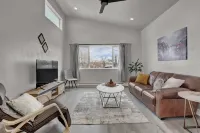 Brand New Luxury 1-Bedroom Minutes from Downtown & Hiking