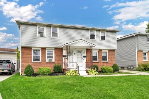 Charming 2-bedroom apartment near airport  in peaceful Cheektowaga