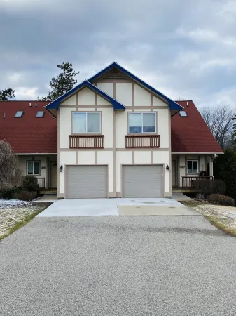 Gaylord Home + Hottub, On Hole One of Otsego’s Classic