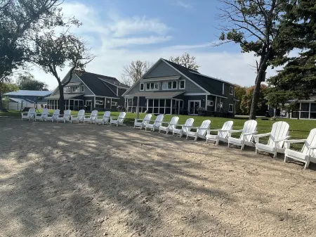 NEW 4 Bedroom Lakefront Villa @ Lake Darling Resort