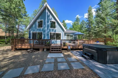 Charming Cottage-Backs the Nat.Forest with Spa, AC/Heat, Fire Pit and Game Room!