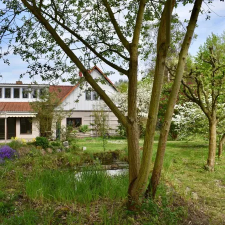 Apartment with a view of the garden. 5 minutes to the lake and the S-Bahn