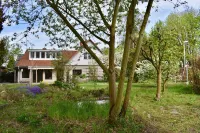 Apartment with a view of the garden. 5 minutes to the lake and the S-Bahn