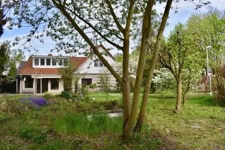 Apartment with a view of the garden. 5 minutes to the lake and the S-Bahn